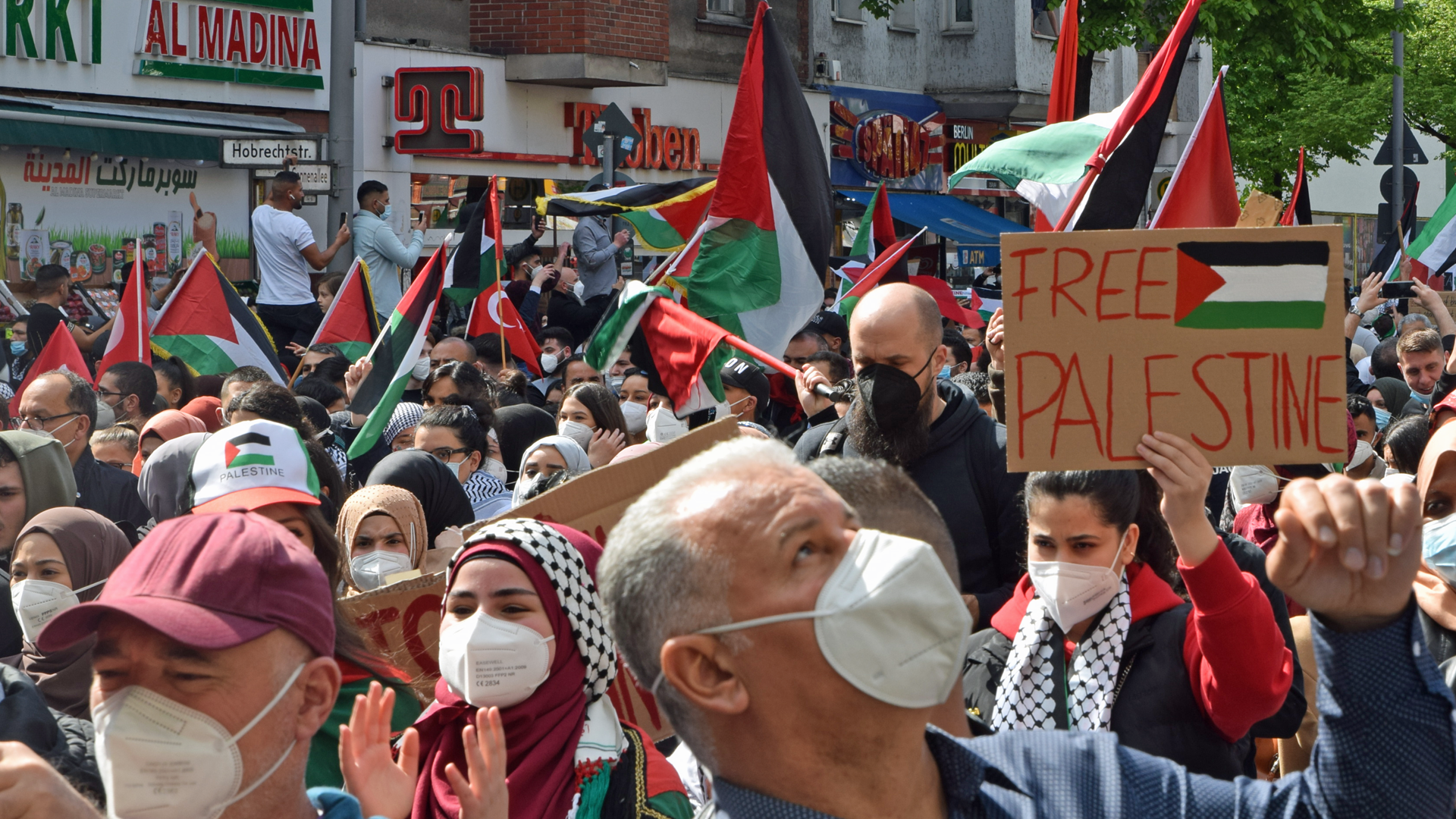 Die Demonstration glich einem Fahnenmeer palästinensischer Flaggen