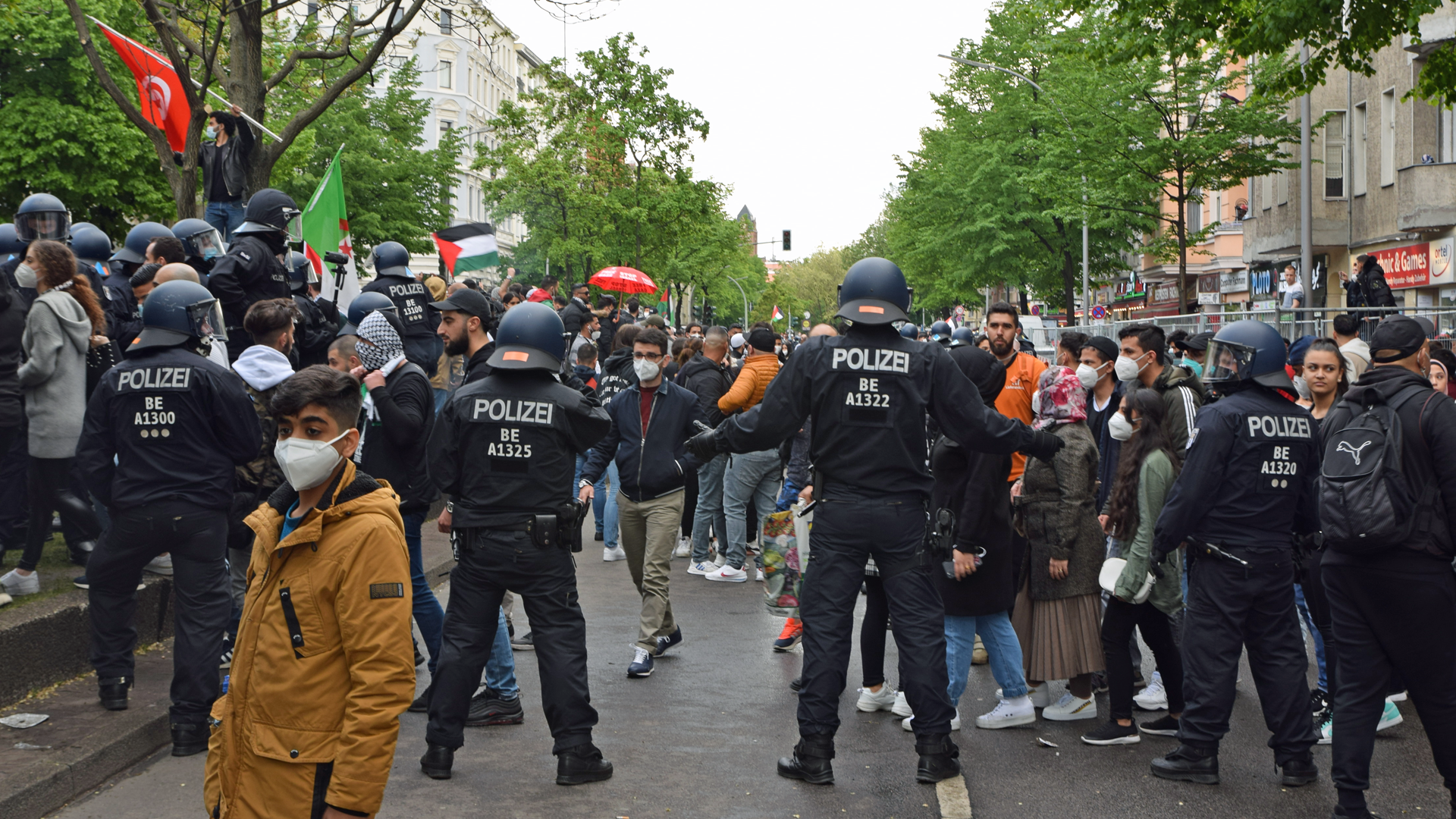 Insgesamt wurden am Samstag 93 Beamte verletzt