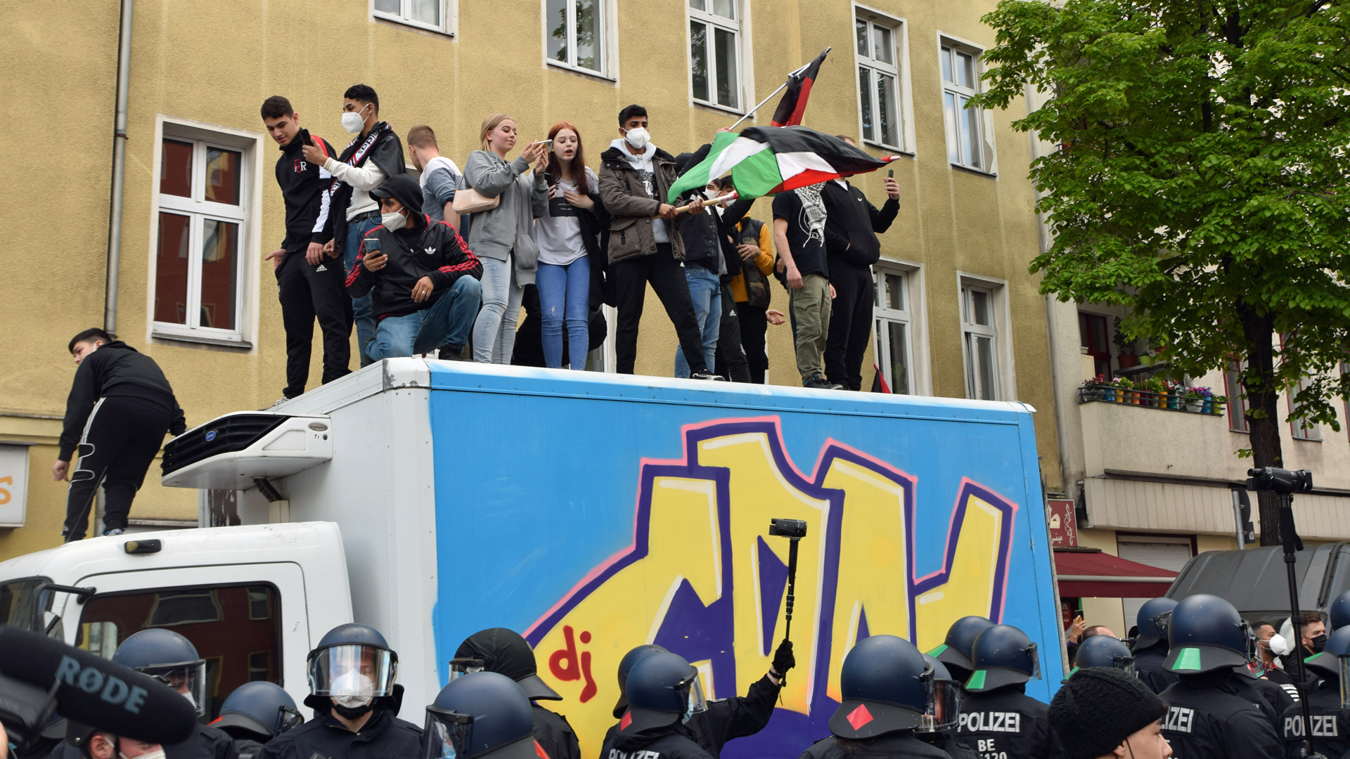 Demonstranten stehen auf dem Dach eines LKW's. Die Polizei kesselt sie ein.