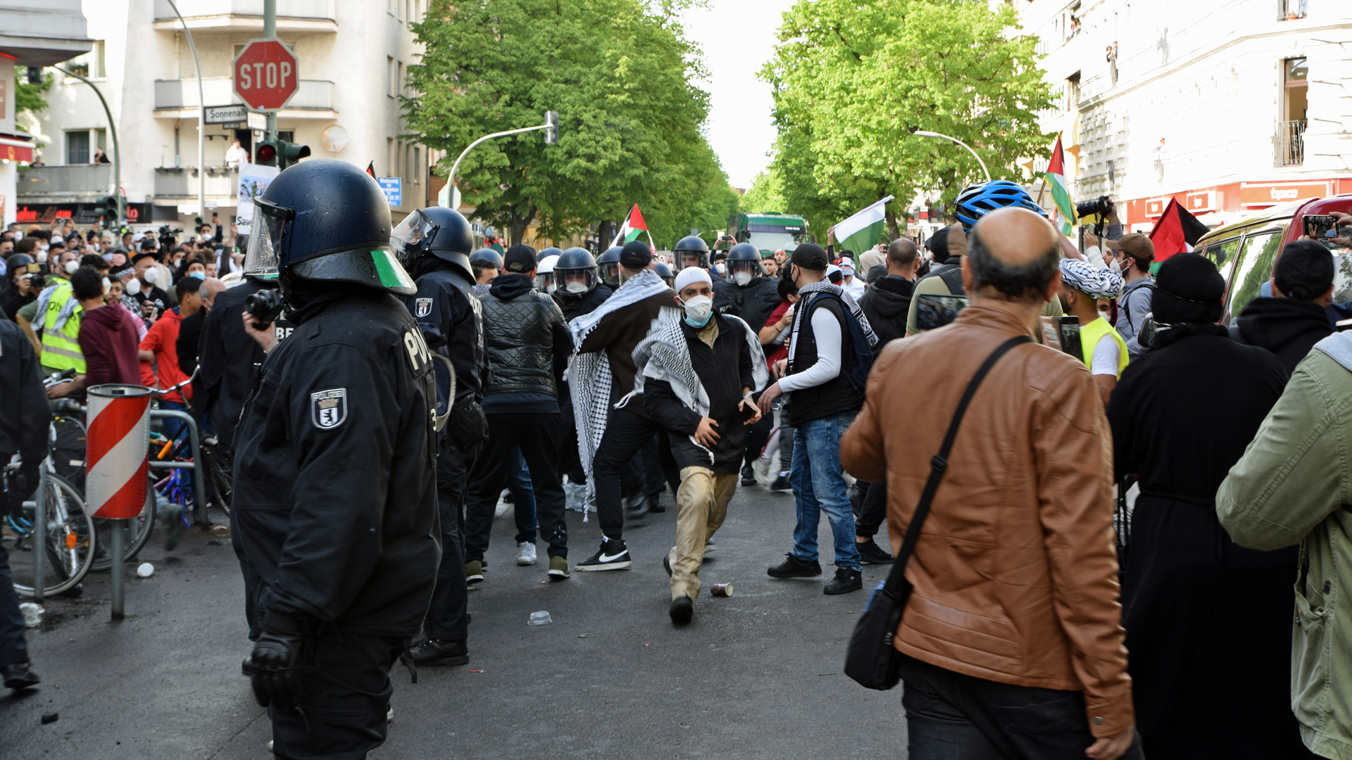 Bei der Demonstration wurde die Polizei von allen Seiten attackiert