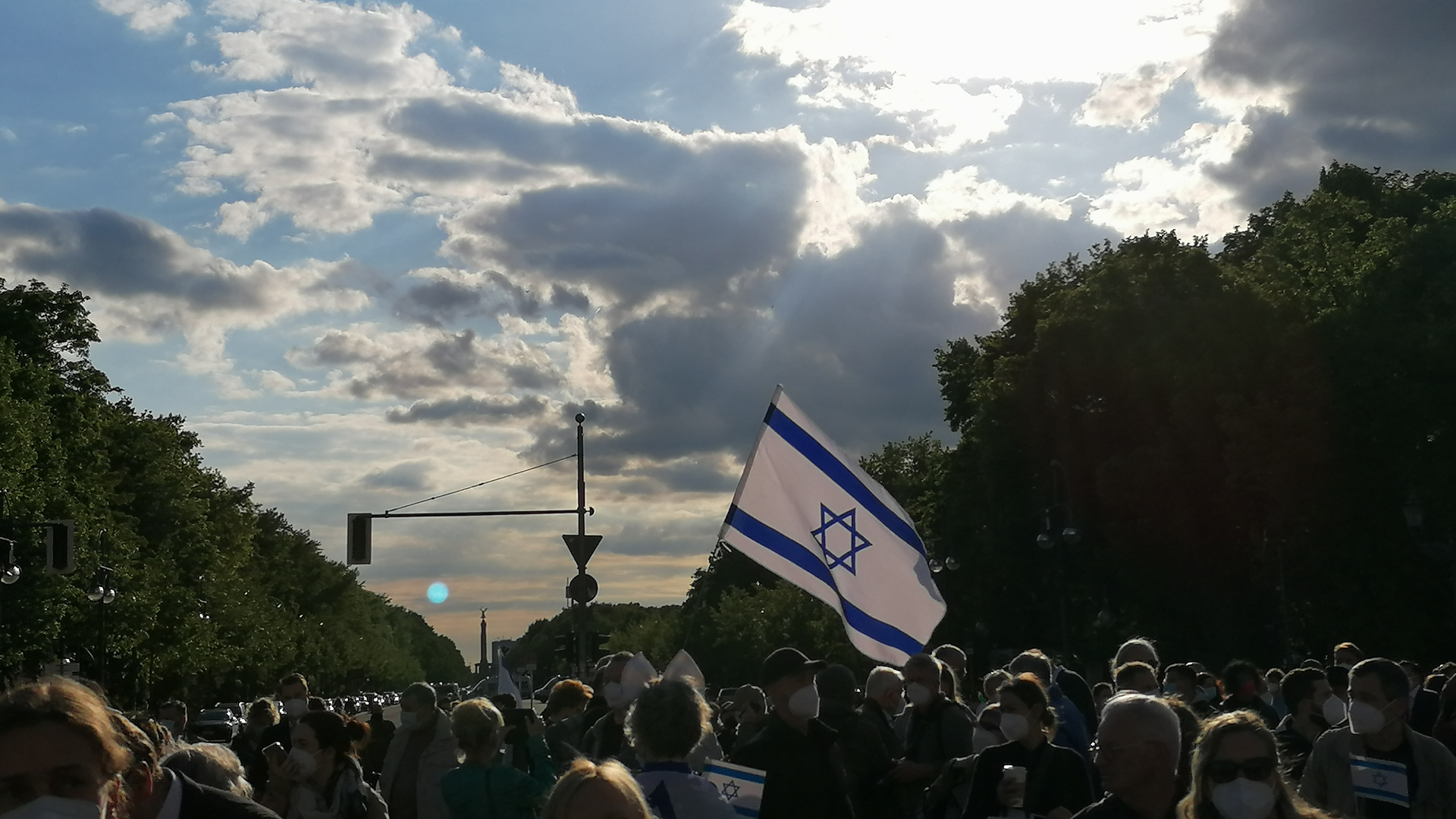 1.000 Menschen versammelten sich zwischen Brandenburger Tor und Siegessäule