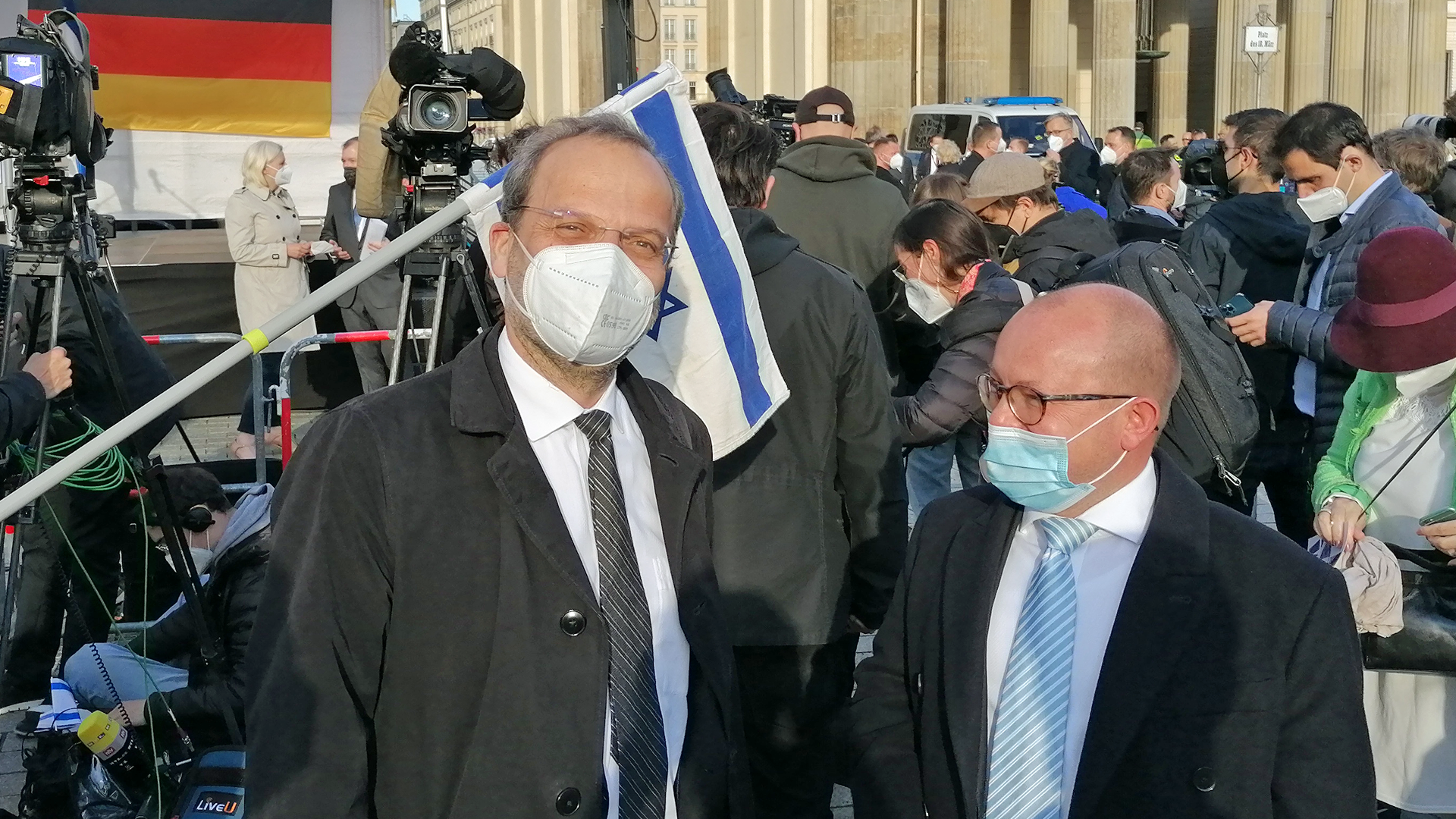 Ebenfalls vor Ort: Der Antisemitismusbeauftragte der Bundesregierung, Felix Klein, und der FDP-Politiker Frank Müller-Rosentritt