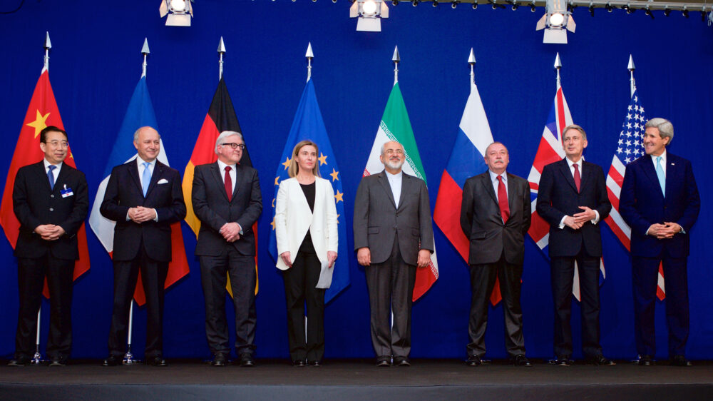 Die Außenminister der Verhandlungsparteien stellen den Rahmen des JCPOA 2015 in Lausanne vor