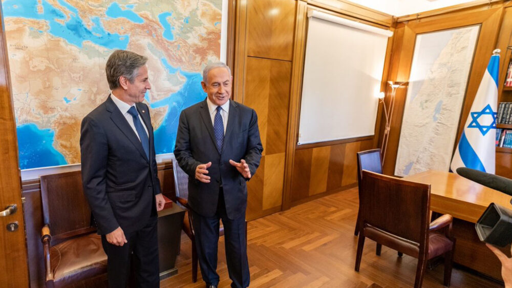 Lässt sich von Netanjahu dessen Einschätzung der geopolitischen Lage erläutern: US-Außenminister Blinken (l.)
