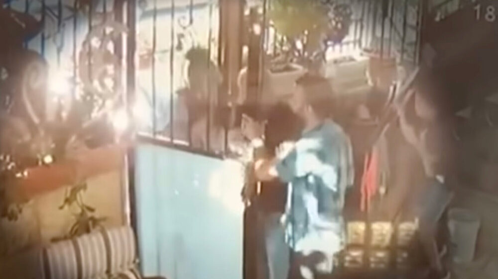 Die Aufnahme der Überwachungskamera zeigt, wie das Mädchen beim Betreten des Hinterhofes zusammenbricht