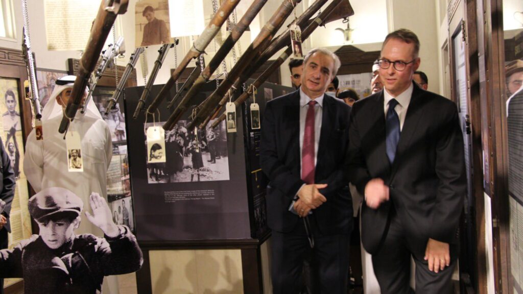 Israels Botschafter Eitan Na'eh (links) mit seinem deutschen Amtskollegen Peter Fischer bei der Eröffnung