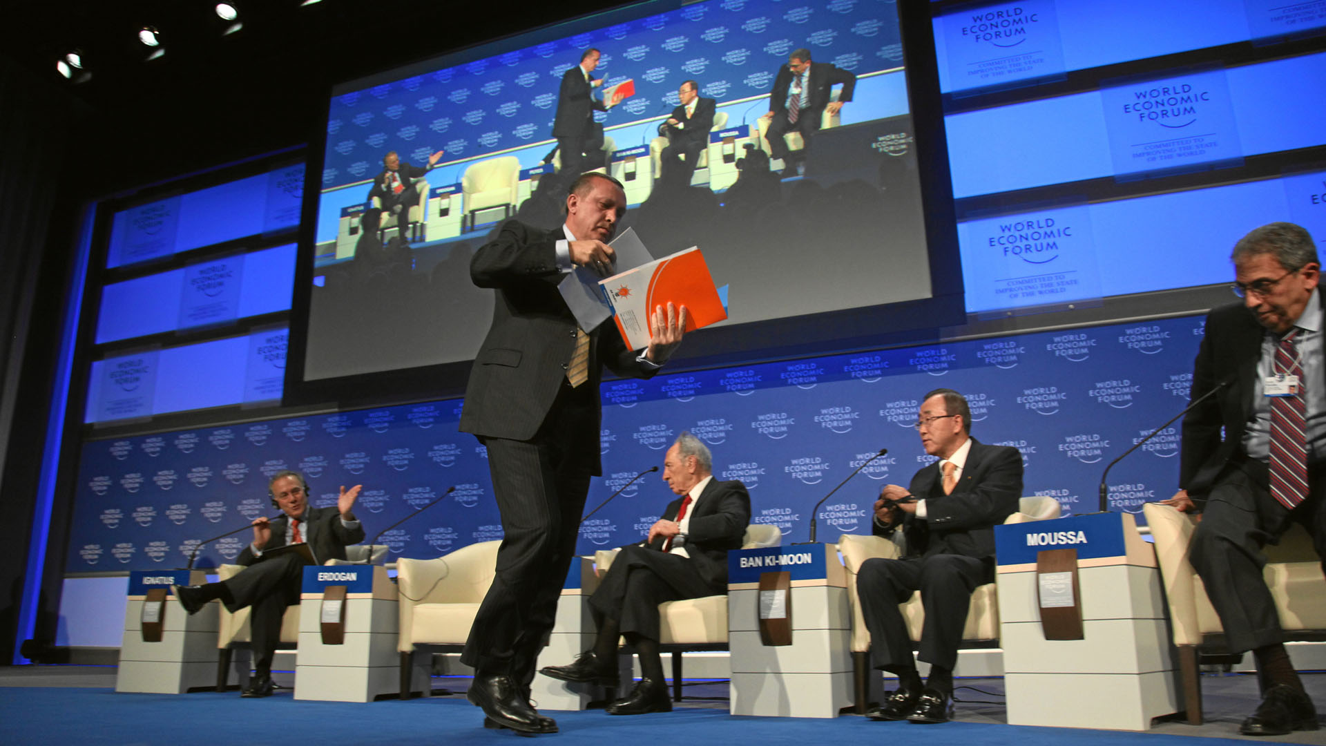 Erdogan verlässt den Saal in Davos vor den anderen Teilnehmern der Diskussion