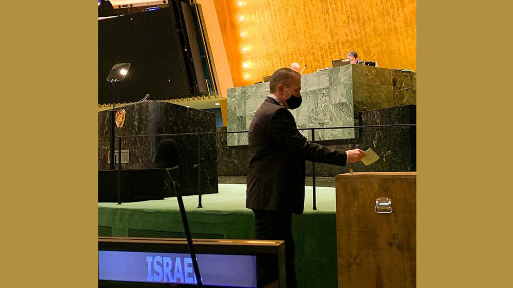 Botschafter Erdan bei der Stimmabgabe – kurz darauf konnte er sich über einen israelischen Erfolg freuen