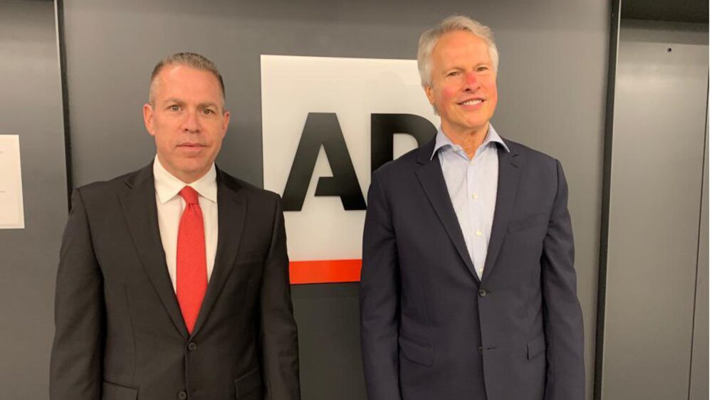 Israels Botschafter in den USA, Gilad Erdan (links), traf den Vorsitzenden von „Associated Press“, Gary Pruitt, in New York