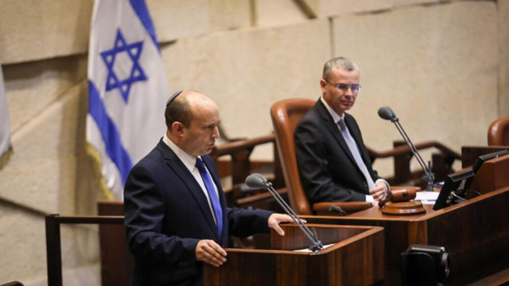 Jamina-Chef Bennett (l.) eröffnete am Sonntag die Knesset-Sitzung zur Regierungswahl. Knessetsprecher Levin (Likud) verfolgt seine Rede.