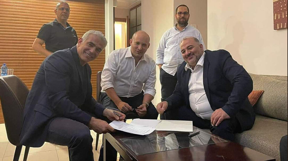 Unterzeichnung des Koalitionsvertrags: Abbas (r.) mit Lapid (l.) und Bennett (M.)