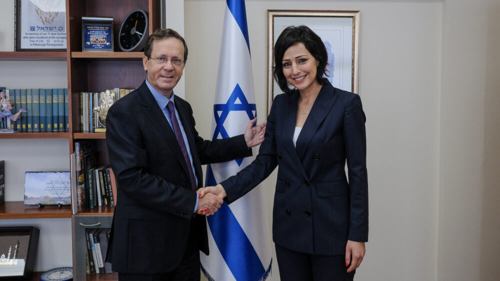 Jitzchak Herzog, scheidender Chef der Jewish Agency und nächster Staatspräsident Israels, beglückwünscht Kamal Mrih zu ihrer Ernennung zur Schlicha
