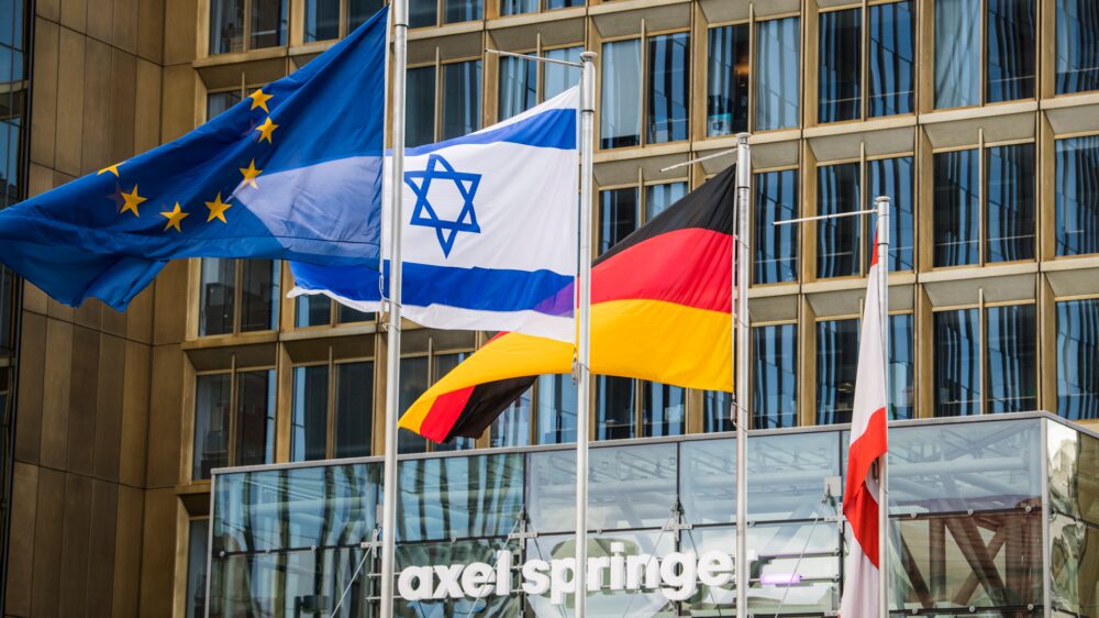 Die Israel-Flagge war zwei Wochen lang vor dem Hauptquartier des Springer-Verlags in Berlin zu sehen