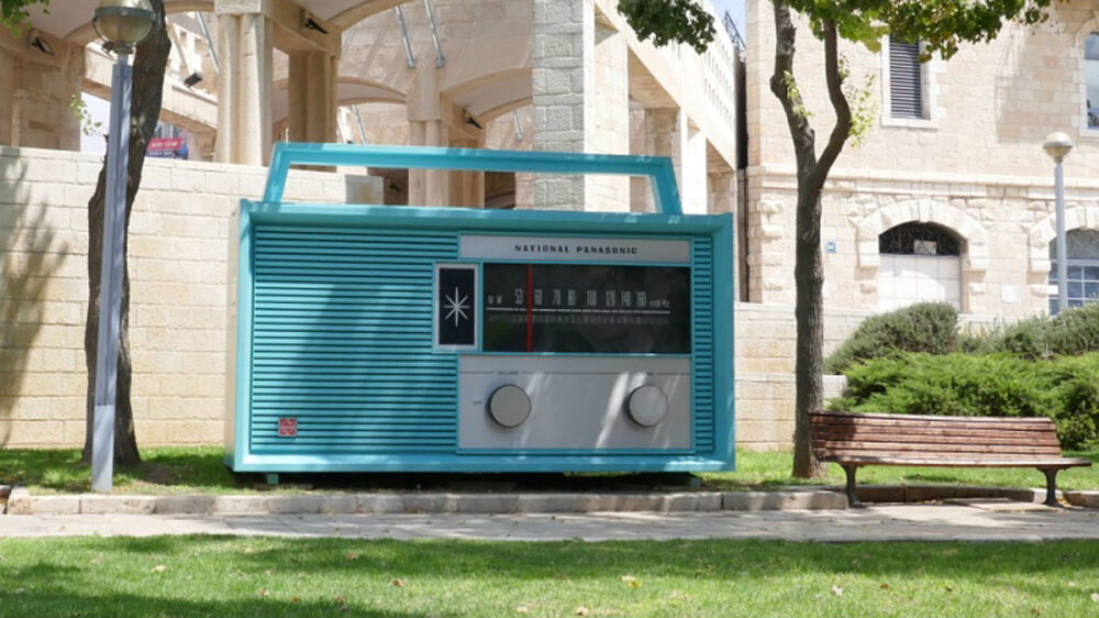 Dieses übergroße Radio steht nahe des Jerusalemer Safra-Platzes