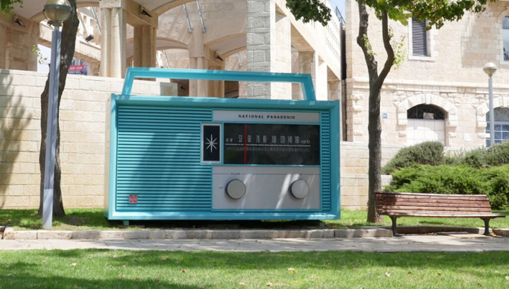 Dieses übergroße Radio steht nahe des Jerusalemer Safra-Platzes