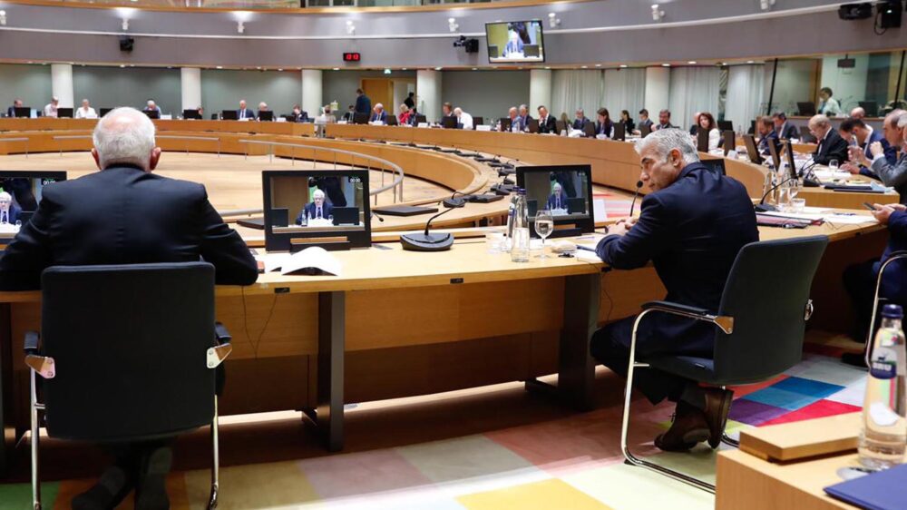 Am runden Tisch: Lapid spricht zu den Mitgliedern des EU-Außenministerrats