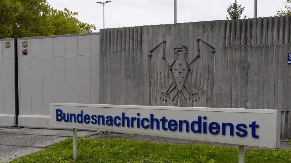 Hanning leitete den BND, als dieser noch in Pullach beheimatet war. Seit Anfang 2019 befindet sich der Hauptsitz in Berlin.