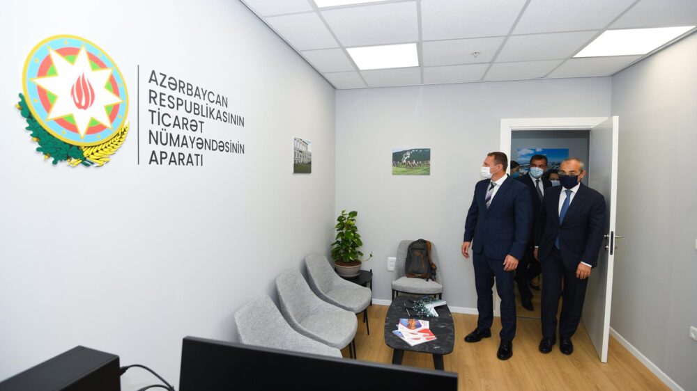 Der Wirtschaftsminister Aserbaidschans, Jabbarov (r.), hofft auf mehr Handel zwischen seinem Land und Israel