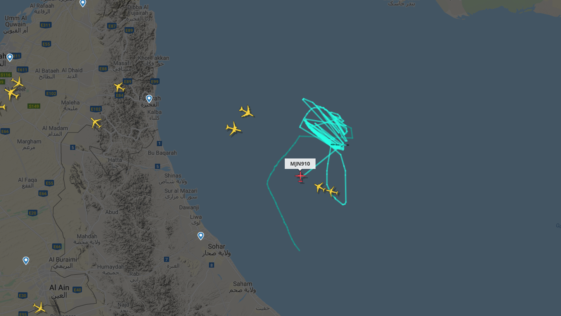 Ein Flugzeug der Royal Airforce des Oman kreist über der „Asphalt Princess“