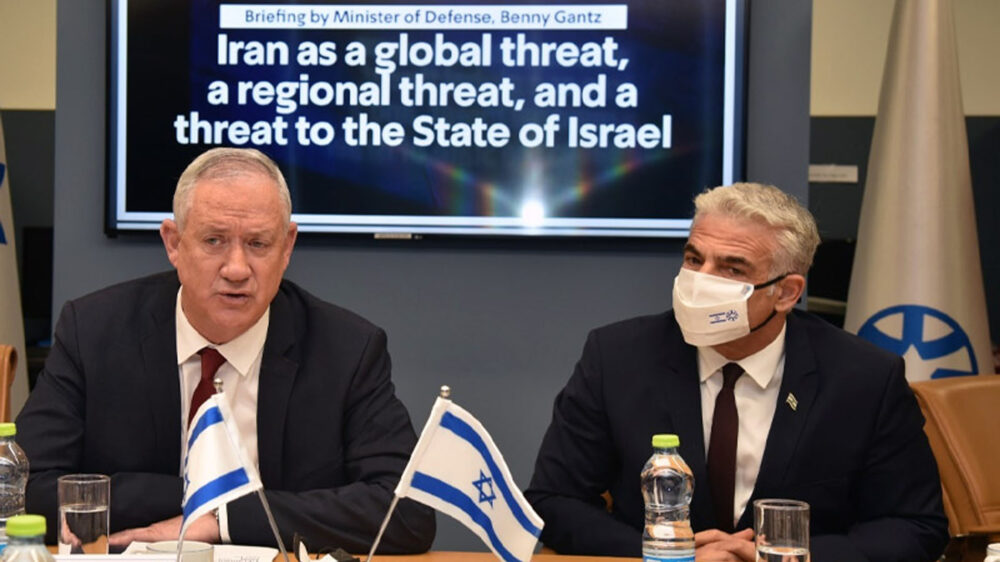 Gantz (l.) bezeichnete den Iran als Bedrohung für die Welt, die Region und Israel; sowohl er als auch Lapid forderten die internationale Gemeinschaft zum Handeln auf.