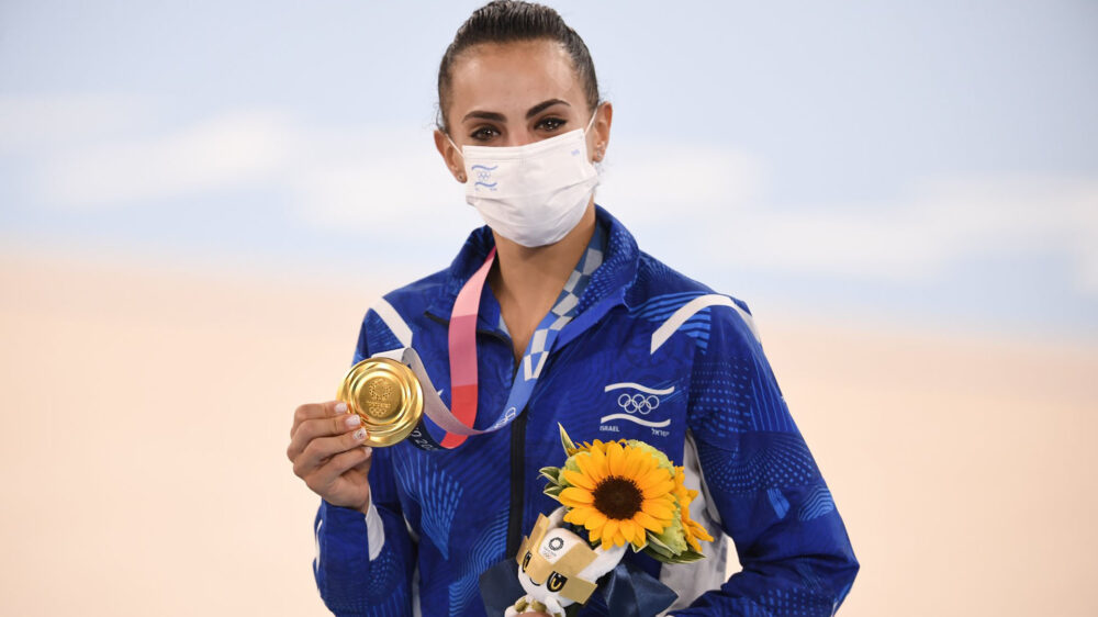 Mit der Goldmedaille um den Hals: die erste israelische Olympiasiegerin, Linoy Aschram