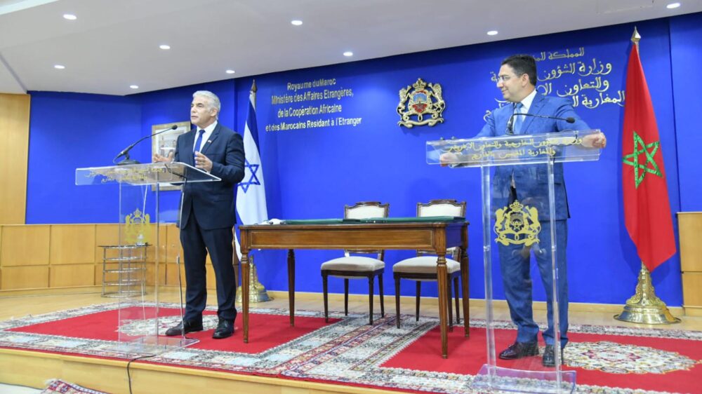 Freude über gemeinsame Beziehungen auf beiden Seiten: Israels Außenminister Lapid und sein marokkanischer Amtskollege Bourita (r.)