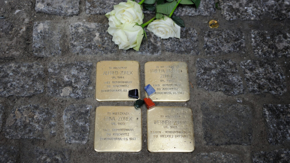 Auch in Polen erinnern Stolpersteine an frühere jüdische Bewohner von Häusern. Doch das Gesetz will deren Besitzansprüche aufheben.