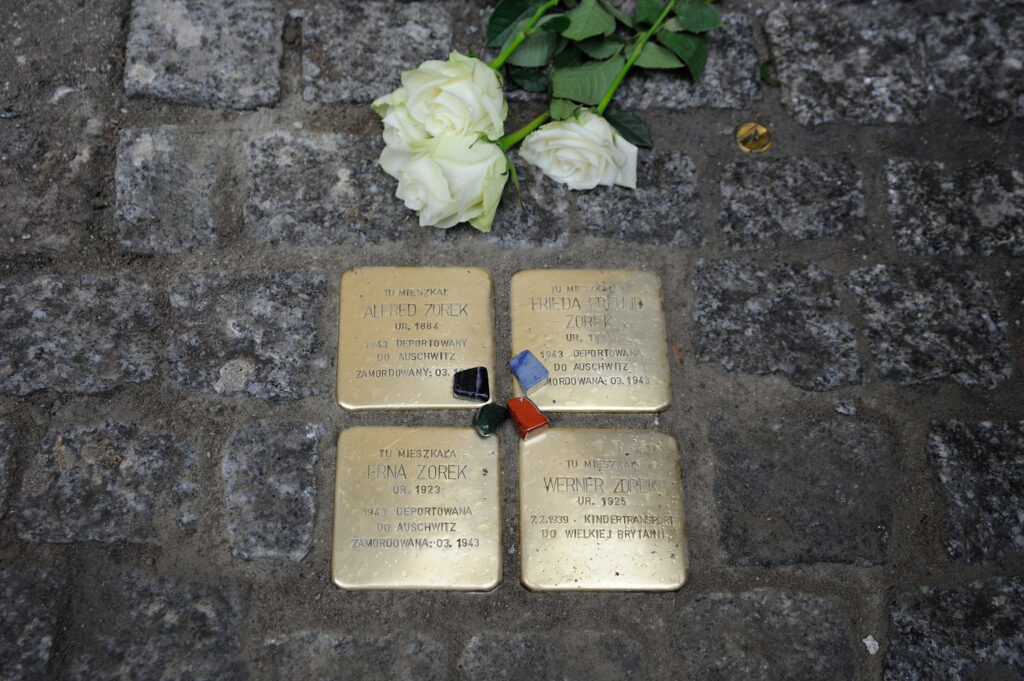 Auch in Polen erinnern Stolpersteine an frühere jüdische Bewohner von Häusern. Doch das Gesetz will deren Besitzansprüche aufheben.