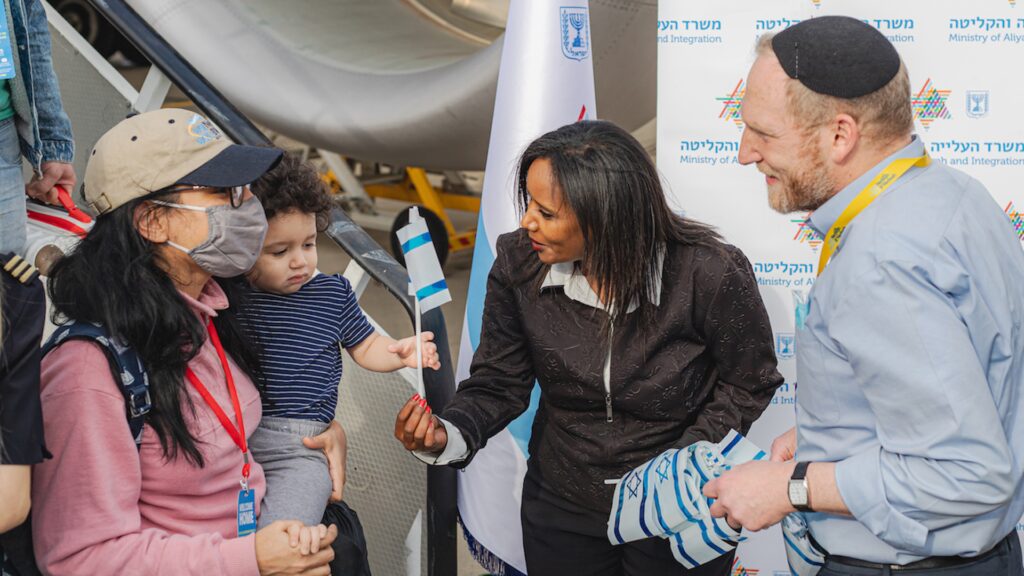 Der Geschäftsführer von Nefesch B'Nefesch, Jehoschua Fassm und Integrationsministerin Pnina Tamano-Schata empfangen Olim am Ben-Gurion-Flughafen