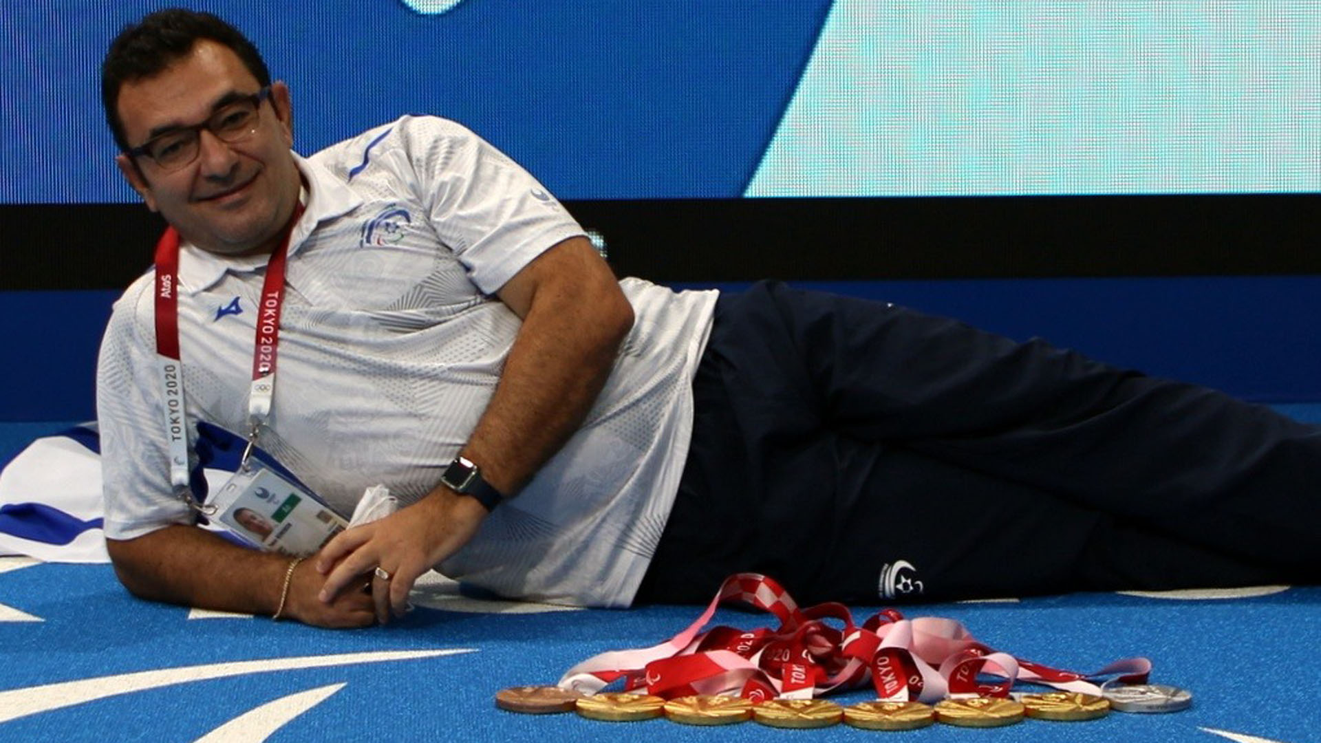 Schwimmtrainer Ja'akov Beilinson freut sich über acht Medaillen, die sein Team in Tokio gewonnen hat