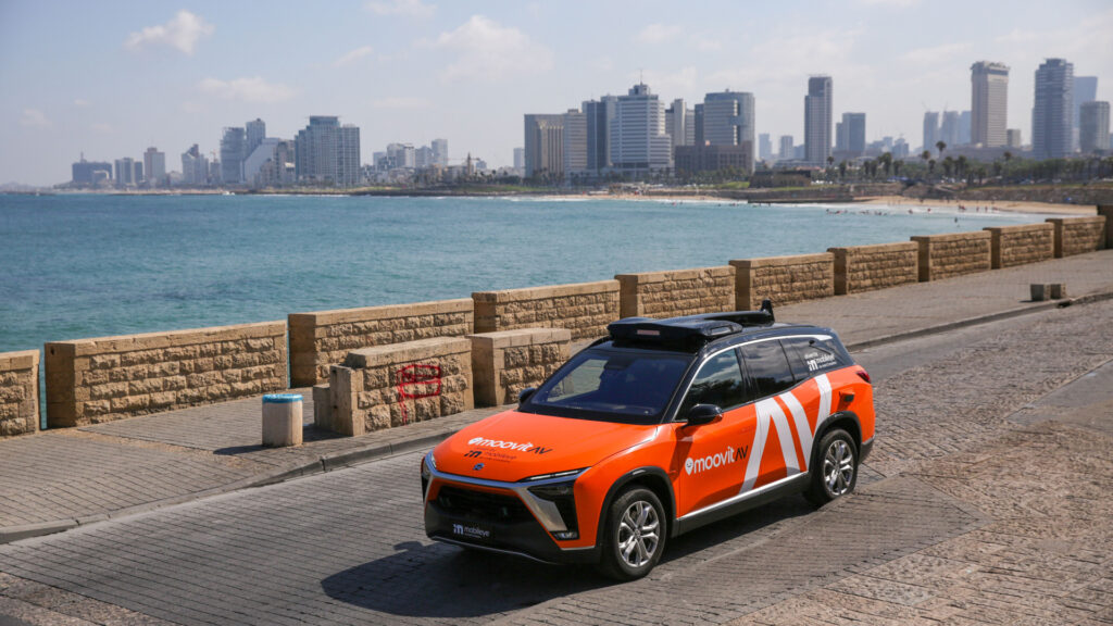 Chinesisches Auto, israelische Technologie: Das „Robotaxi“, hier in Tel Aviv-Jaffa, soll schon bald kommerziell in München eingesetzt werden