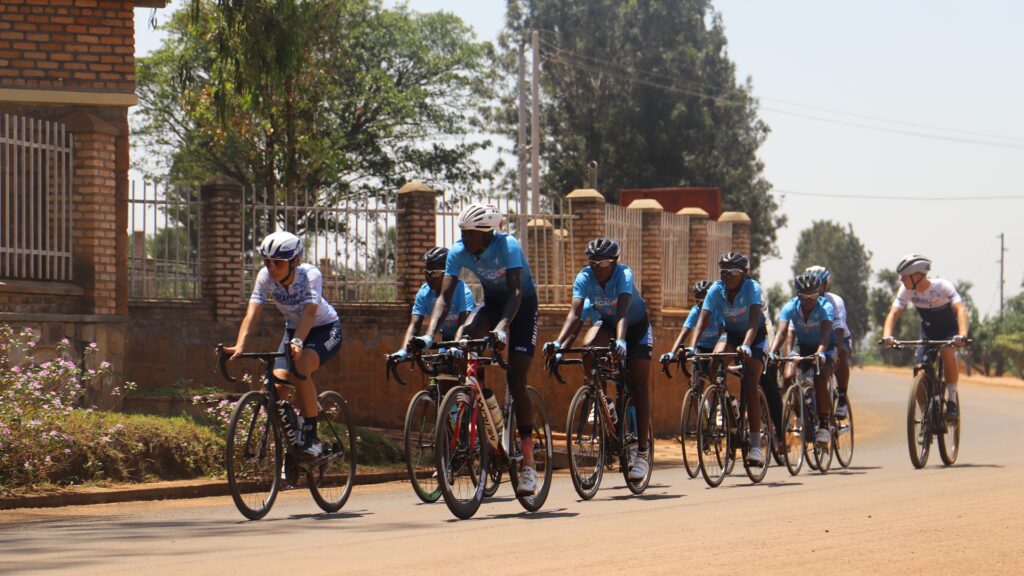 Radfahren in Afrika mit der Ausrüstung eines israelischen Profiteams: Das Projekt „#RacingForChange“ macht es möglich