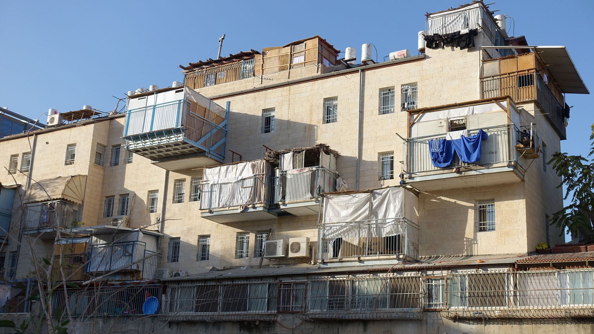 In Israel sind Balkone meist versetzt gebaut, um den Bestimmungen für Sukkot gerecht zu werden