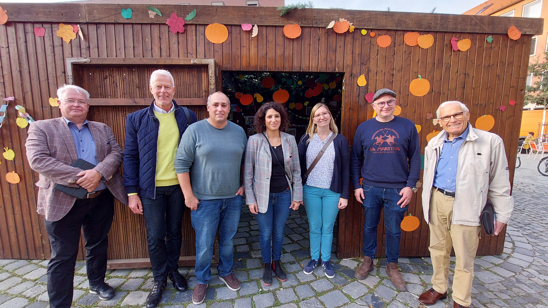 Unterstützer des Laubhüttenprojektes: Jochen Loy (Bayerischer Bauernverband), Ullrich W. Schmidt, Iouli Smorodinski, Stadträtin Diana Liberova, Stadträtin Jasmin Bieswanger, Vitali Liberov, Pastor Hansjürgen Kitzinger (v.l.n.r.)