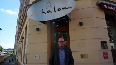 Uwe Dziuballa vor seinem Lokal SCHALOM in Chemnitz, einem beliebten Treffpunkt für Vertreter aus der israelischen Politik- und Kulturszene