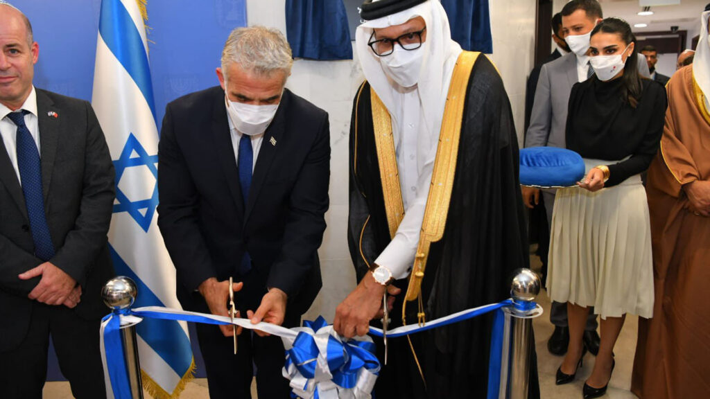 Historischer Schnitt: Lapid und Al-Sajani (r.) eröffnen die israelische Botschaft in Manama