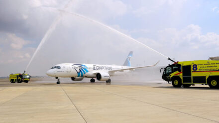 Nach dem historischen Flug wurde die ägyptische Maschine mit Wasserstrahlen begrüßt