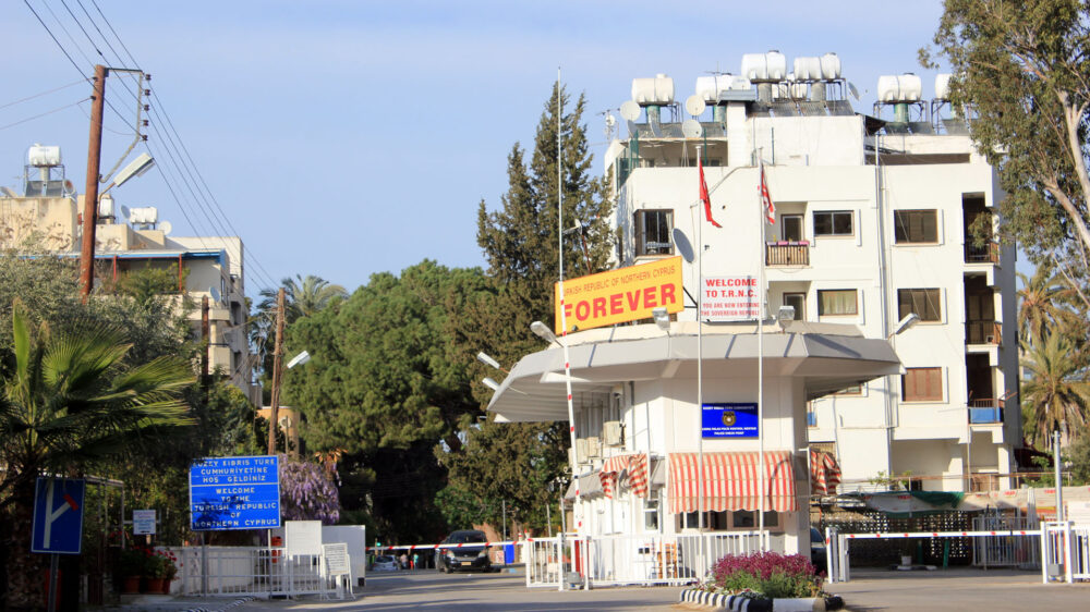 Der Verdächtige wurde an einem Grenzübergang zwischen dem türkischen und dem griechischen Teil der Stadt festgenommen