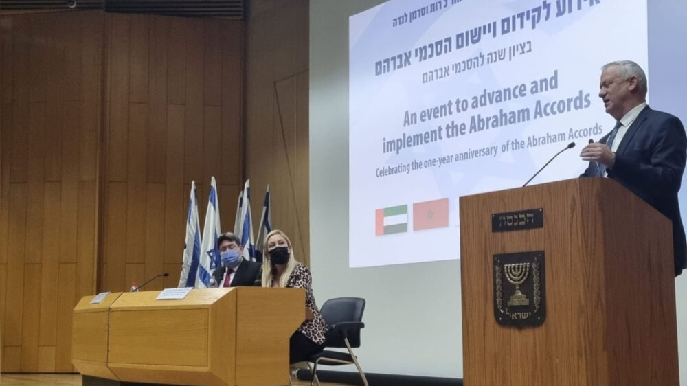 Verteidigungsminister Gantz (r.) erklärte bei der Eröffnung der Knesset-Gruppe für die Abraham-Abkommen, die Friedensschlüsse seien dank des Verzichtes auf Annexion zustande gekommen. Die beiden Leiter der Gruppe, Akunis und Wasserman Lande, lauschen dem Vortag.