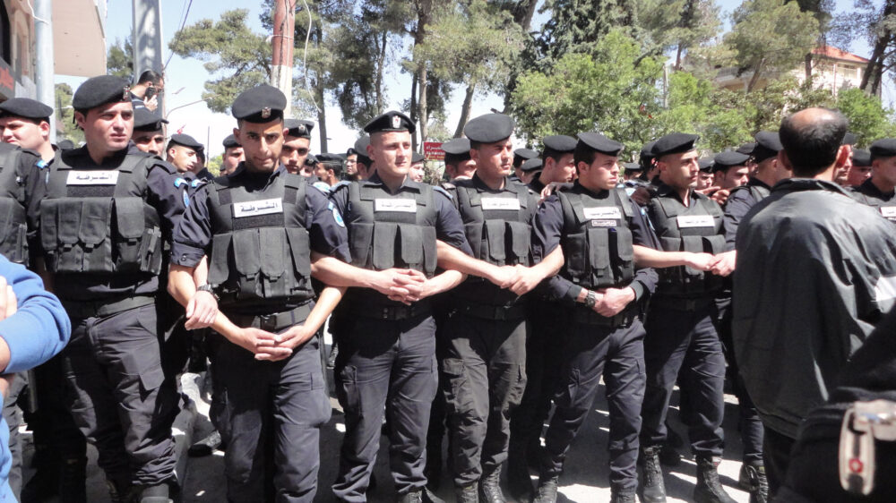 Die palästinensische Polizei, hier bei einer Demonstration in Ramallah 2013, zieht sich zurück, wenn israelische Einheiten Razzien im Westjordanland durchführen