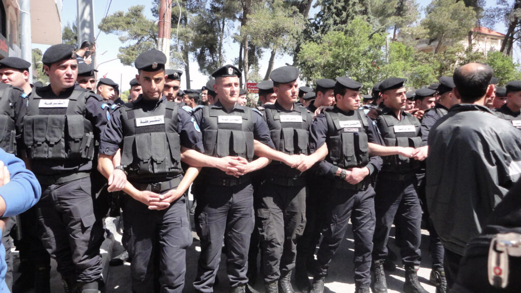 Die palästinensische Polizei, hier bei einer Demonstration in Ramallah 2013, zieht sich zurück, wenn israelische Einheiten Razzien im Westjordanland durchführen