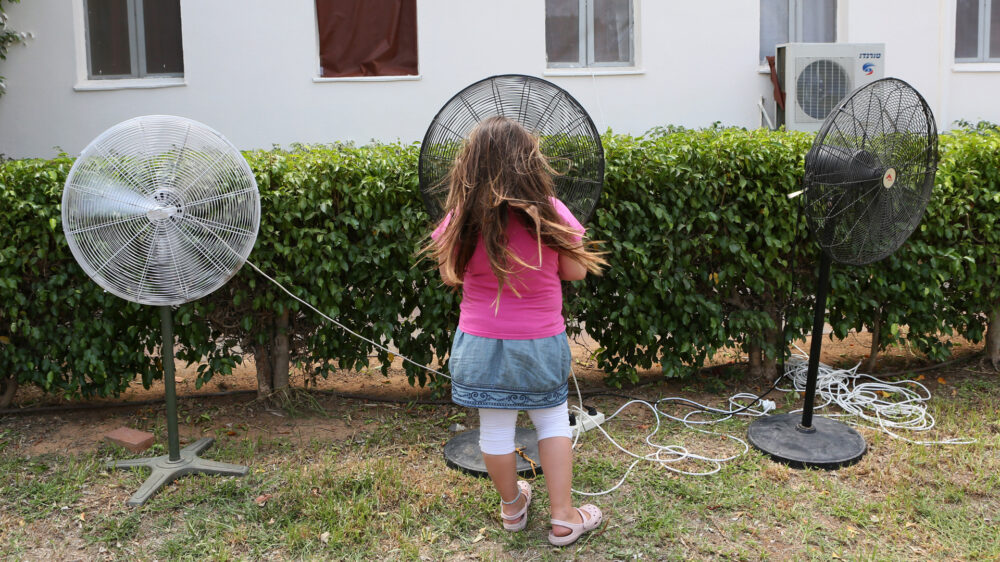 Abkühlung gesucht: An heißen Sommertagen kommen Ventilatoren auch draußen zum Einsatz