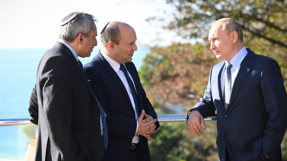 Präsident Putin (l.) spricht mit Premier Bennett (M.), Minister Elkin übersetzt