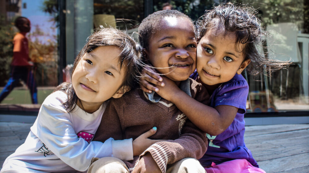 Drei kleine Patienten: (v.l.) Hannah aus Myanmar, Abdul aus Sansibar und Abigail von den Fidschi-Inseln