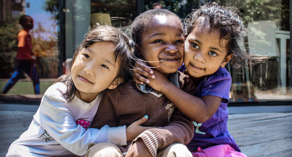 Drei kleine Patienten: (v.l.) Hannah aus Myanmar, Abdul aus Sansibar und Abigail von den Fidschi-Inseln