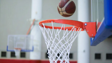 Ein Anreiz für mehr Körbe im Basketball: das Desinfektionsnetz von „Aviv“