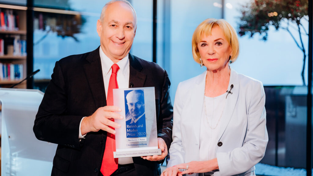 Preisträger Chemi Peres mit Liz Mohn