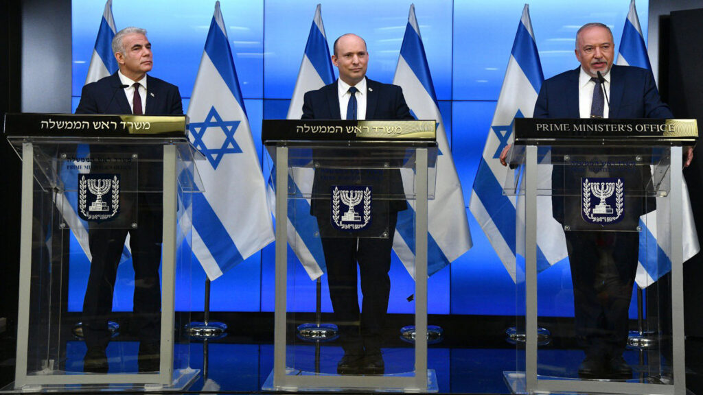 Demonstrieren Einheit: (v.l.) Lapid, Bennett und Lieberman auf der Pressekonferenz