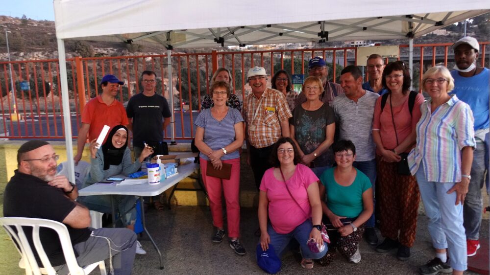 Die Stimmung der ersten deutschen Gruppe nach dem Öffnen der Grenzen ist fröhlich und ausgelassen – sogar beim Absolvieren des obligatorischen PCR-Tests an einer Jerusalemer Tankstelle