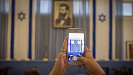 Mit eine Smartphone können Menschen in Israel nicht nur Sehenswürdigkeiten fotografieren. Es hilft notfalls auch, sie wieder aufzuspüren.